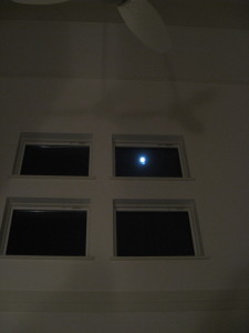 窓の月
